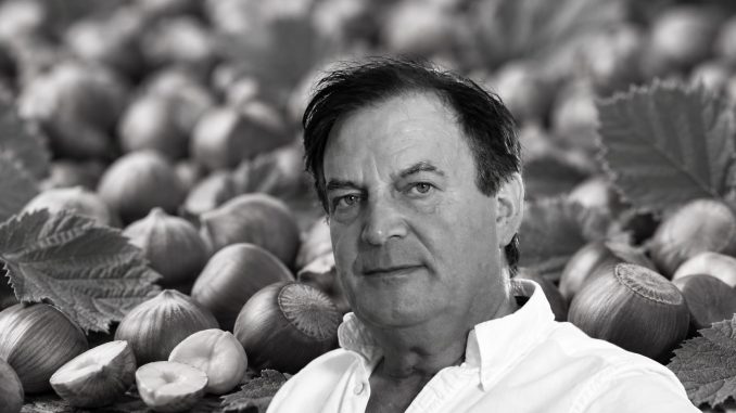 Ritratto in bianco e nero tra nocciole