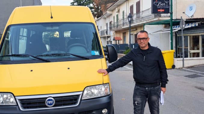 Van giallo e ritratto di paese