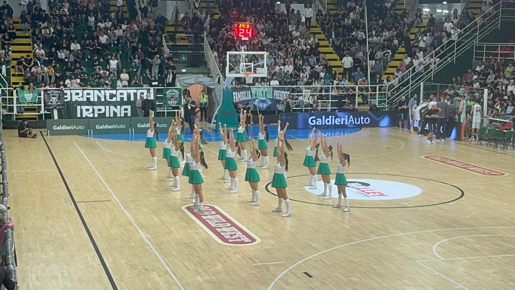 “Avellino Basket, non solo canestri: al PalaDelMauro il ritmo lo danno anche le cheerleader”.(foto e video) “Avellino Basket, non solo canestri: al PalaDelMauro il ritmo lo danno anche le cheerleader”.(foto e video)