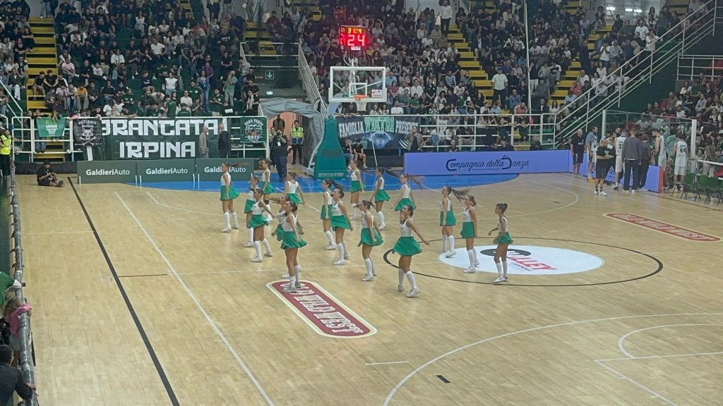 “Avellino Basket, non solo canestri: al PalaDelMauro il ritmo lo danno anche le cheerleader”.(foto e video) “Avellino Basket, non solo canestri: al PalaDelMauro il ritmo lo danno anche le cheerleader”.(foto e video)
