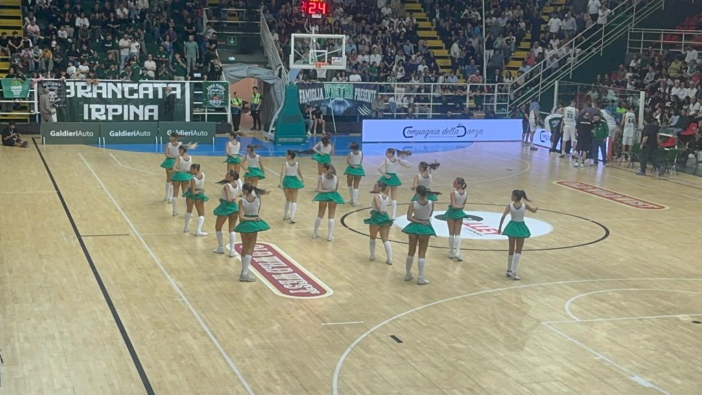 “Avellino Basket, non solo canestri: al PalaDelMauro il ritmo lo danno anche le cheerleader”.(foto e video) “Avellino Basket, non solo canestri: al PalaDelMauro il ritmo lo danno anche le cheerleader”.(foto e video)