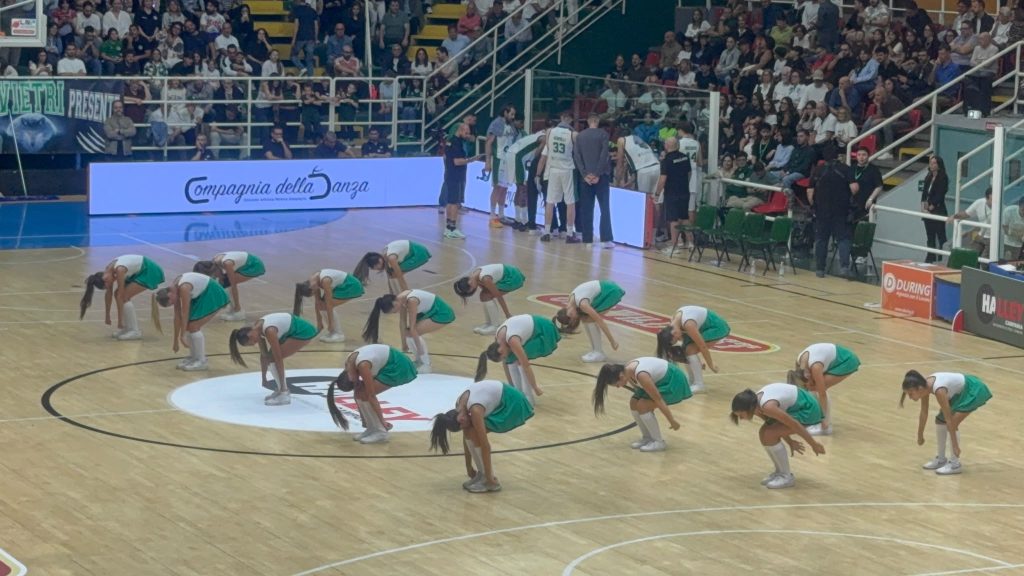 “Avellino Basket, non solo canestri: al PalaDelMauro il ritmo lo danno anche le cheerleader”.(foto e video) “Avellino Basket, non solo canestri: al PalaDelMauro il ritmo lo danno anche le cheerleader”.(foto e video)