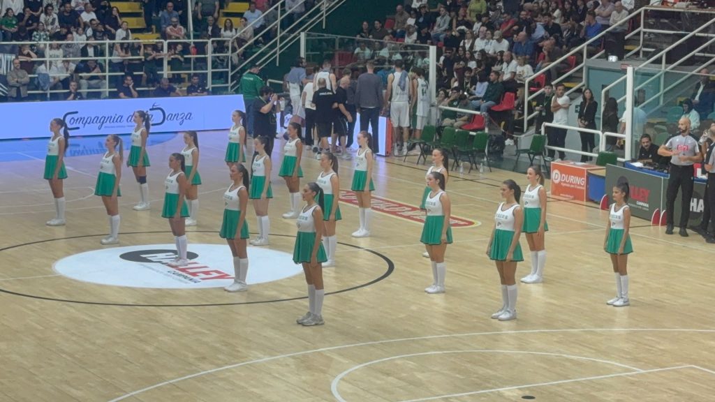 “Avellino Basket, non solo canestri: al PalaDelMauro il ritmo lo danno anche le cheerleader”.(foto e video) “Avellino Basket, non solo canestri: al PalaDelMauro il ritmo lo danno anche le cheerleader”.(foto e video)