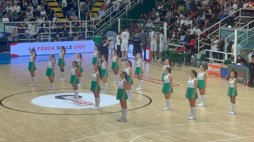 “Avellino Basket, non solo canestri: al PalaDelMauro il ritmo lo danno anche le cheerleader”.(foto e video) “Avellino Basket, non solo canestri: al PalaDelMauro il ritmo lo danno anche le cheerleader”.(foto e video)