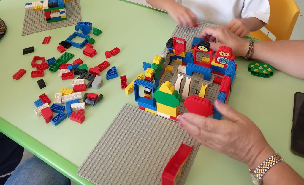 Mugnano del Cardinale, alla Scuola dellInfanzia I.C. Manzoni i bambini insegnano ai nonni a giocare con i LEGO: successo per la Festa dei Nonni 2026