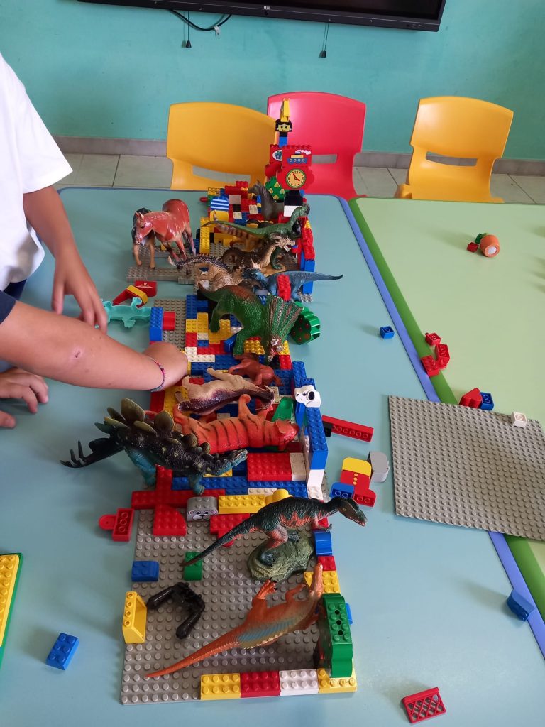 Mugnano del Cardinale, alla Scuola dellInfanzia I.C. Manzoni i bambini insegnano ai nonni a giocare con i LEGO: successo per la Festa dei Nonni 2026