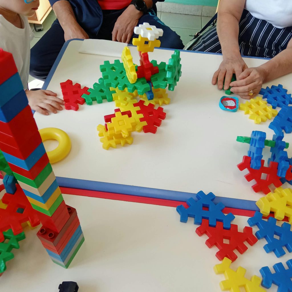 Mugnano del Cardinale, alla Scuola dellInfanzia I.C. Manzoni i bambini insegnano ai nonni a giocare con i LEGO: successo per la Festa dei Nonni 2026