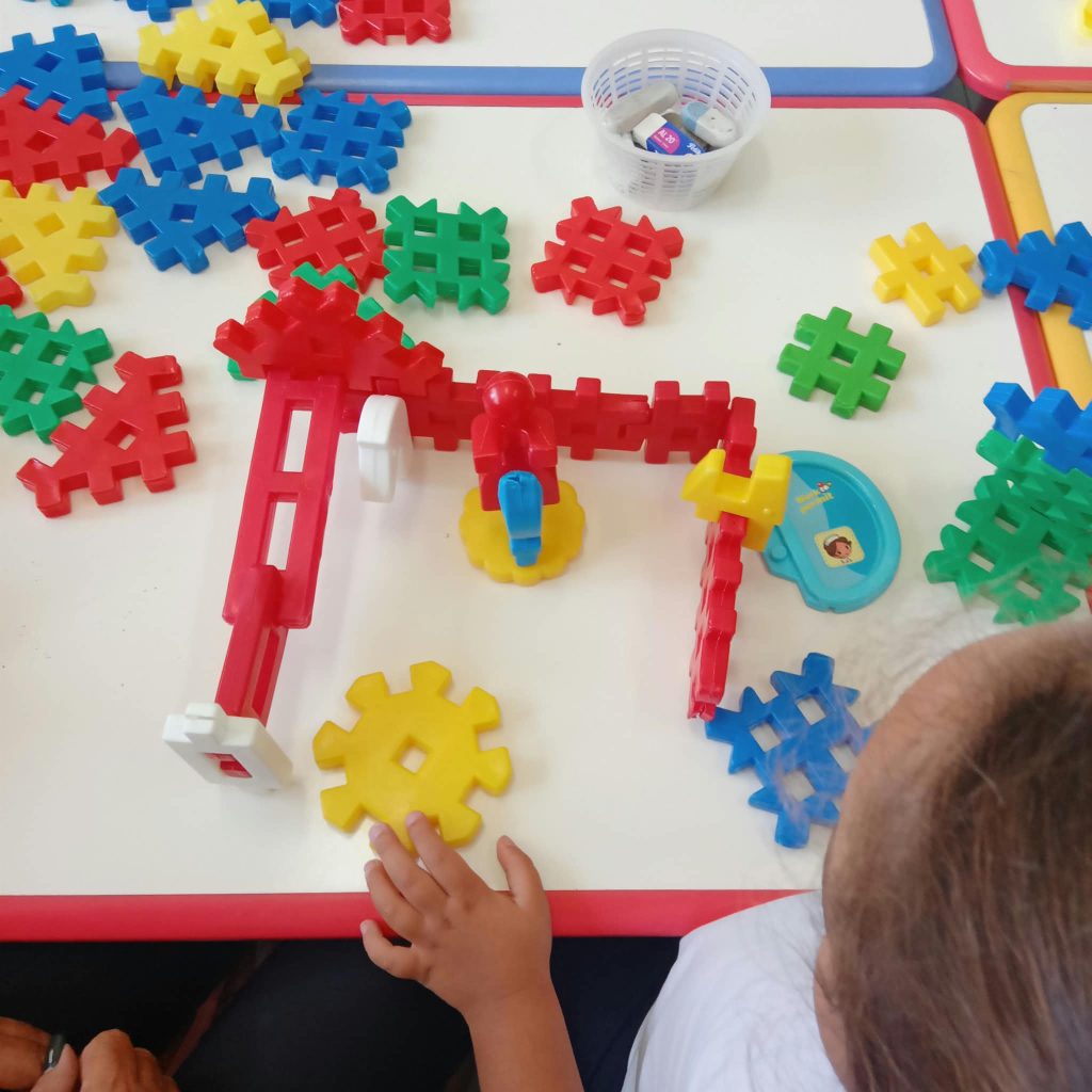Mugnano del Cardinale, alla Scuola dellInfanzia I.C. Manzoni i bambini insegnano ai nonni a giocare con i LEGO: successo per la Festa dei Nonni 2026