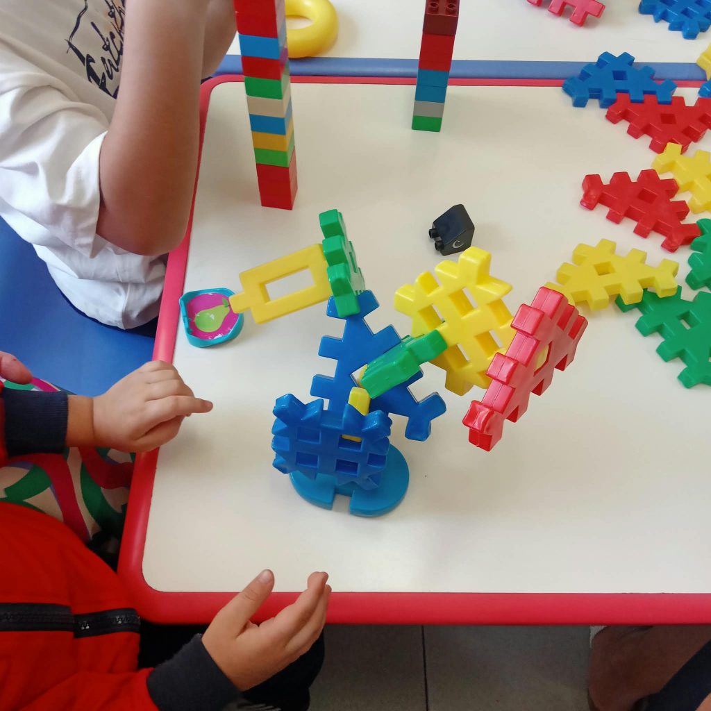 Mugnano del Cardinale, alla Scuola dellInfanzia I.C. Manzoni i bambini insegnano ai nonni a giocare con i LEGO: successo per la Festa dei Nonni 2026