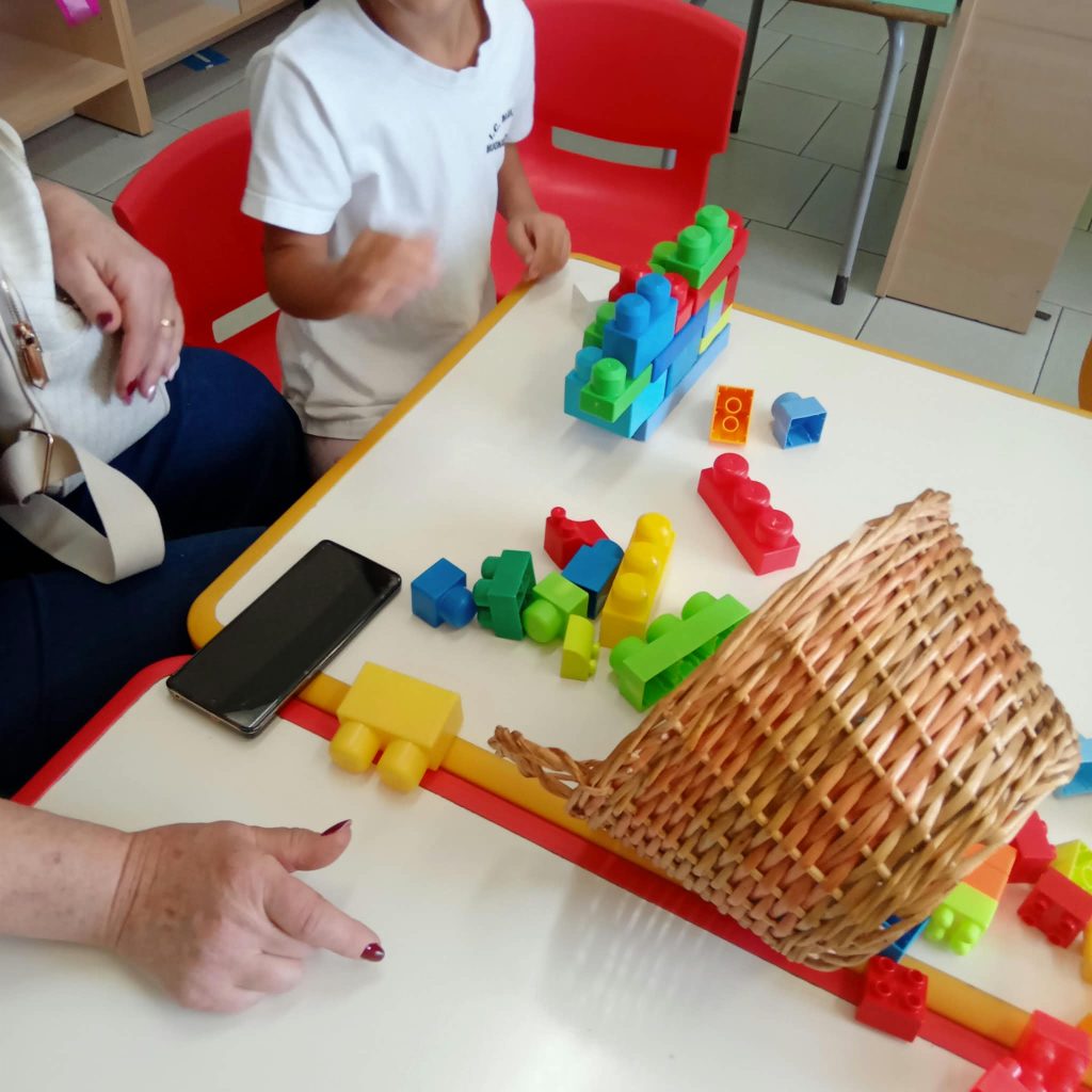 Mugnano del Cardinale, alla Scuola dellInfanzia I.C. Manzoni i bambini insegnano ai nonni a giocare con i LEGO: successo per la Festa dei Nonni 2026