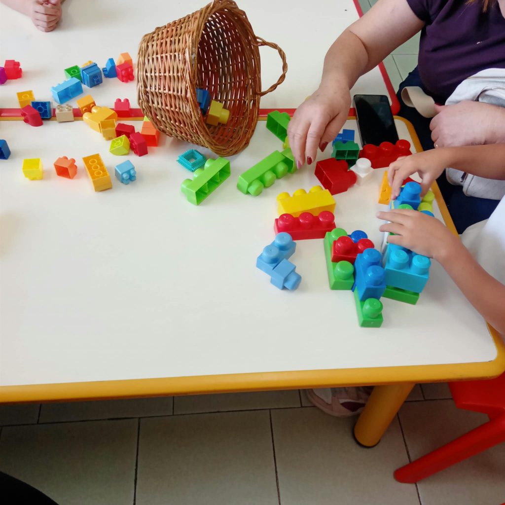 Mugnano del Cardinale, alla Scuola dellInfanzia I.C. Manzoni i bambini insegnano ai nonni a giocare con i LEGO: successo per la Festa dei Nonni 2026