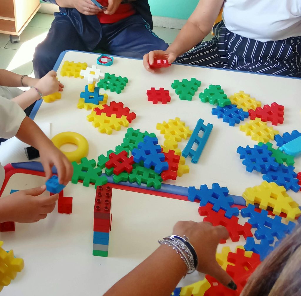 Mugnano del Cardinale, alla Scuola dellInfanzia I.C. Manzoni i bambini insegnano ai nonni a giocare con i LEGO: successo per la Festa dei Nonni 2026