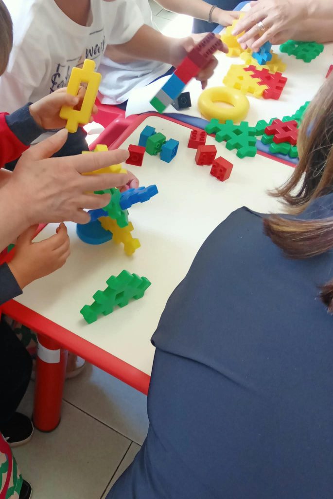 Mugnano del Cardinale, alla Scuola dellInfanzia I.C. Manzoni i bambini insegnano ai nonni a giocare con i LEGO: successo per la Festa dei Nonni 2026