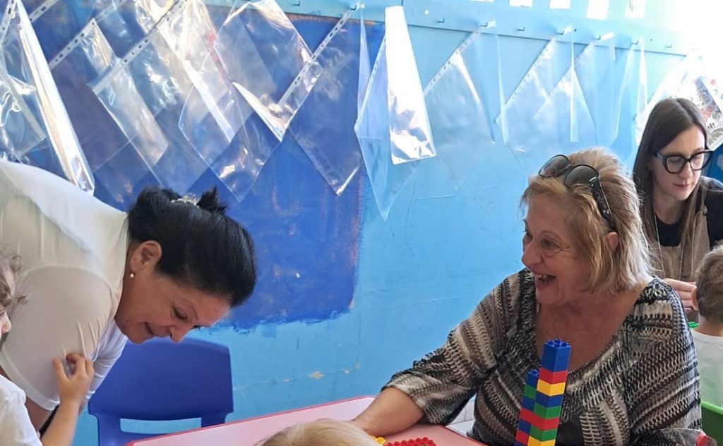 Mugnano del Cardinale, alla Scuola dellInfanzia I.C. Manzoni i bambini insegnano ai nonni a giocare con i LEGO: successo per la Festa dei Nonni 2026