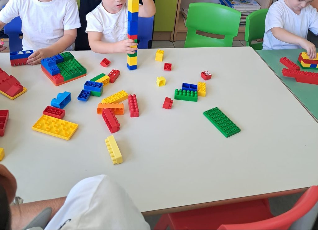 Mugnano del Cardinale, alla Scuola dellInfanzia I.C. Manzoni i bambini insegnano ai nonni a giocare con i LEGO: successo per la Festa dei Nonni 2026