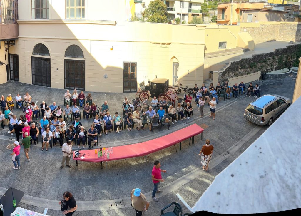 Sirignano celebra i nonni: grande festa al Palazzo del Principe Sirignano celebra i nonni: grande festa al Palazzo del Principe