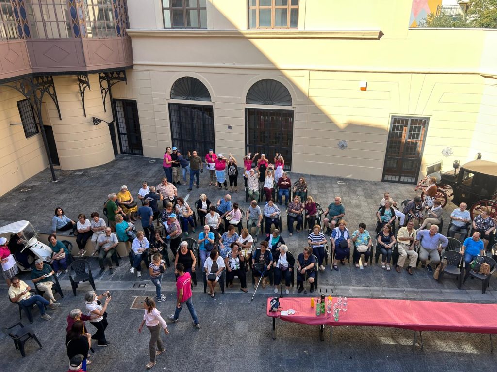 Sirignano celebra i nonni: grande festa al Palazzo del Principe Sirignano celebra i nonni: grande festa al Palazzo del Principe