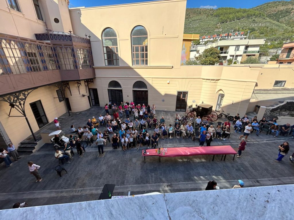 Sirignano celebra i nonni: grande festa al Palazzo del Principe Sirignano celebra i nonni: grande festa al Palazzo del Principe
