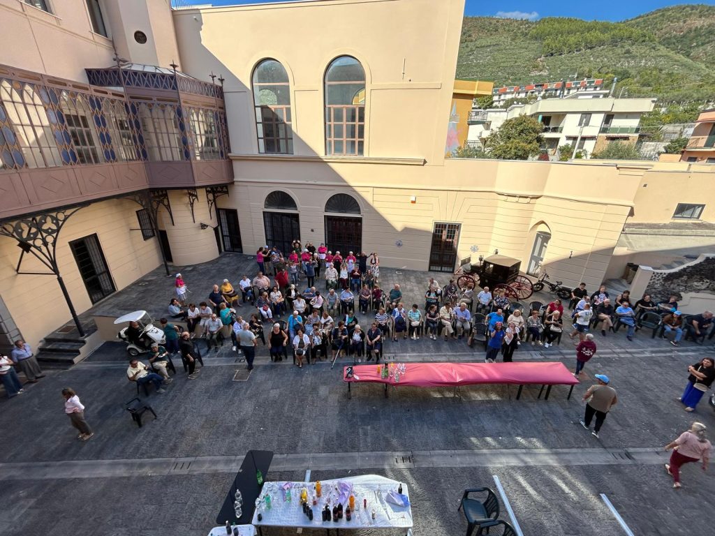 Sirignano celebra i nonni: grande festa al Palazzo del Principe Sirignano celebra i nonni: grande festa al Palazzo del Principe