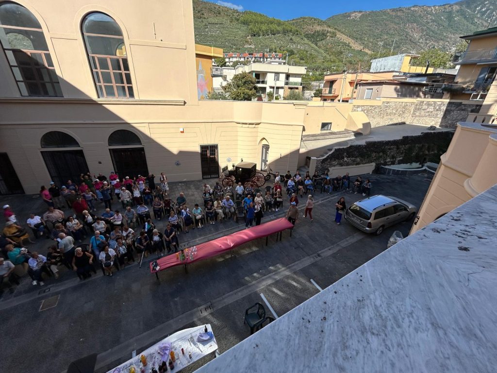 Sirignano celebra i nonni: grande festa al Palazzo del Principe Sirignano celebra i nonni: grande festa al Palazzo del Principe