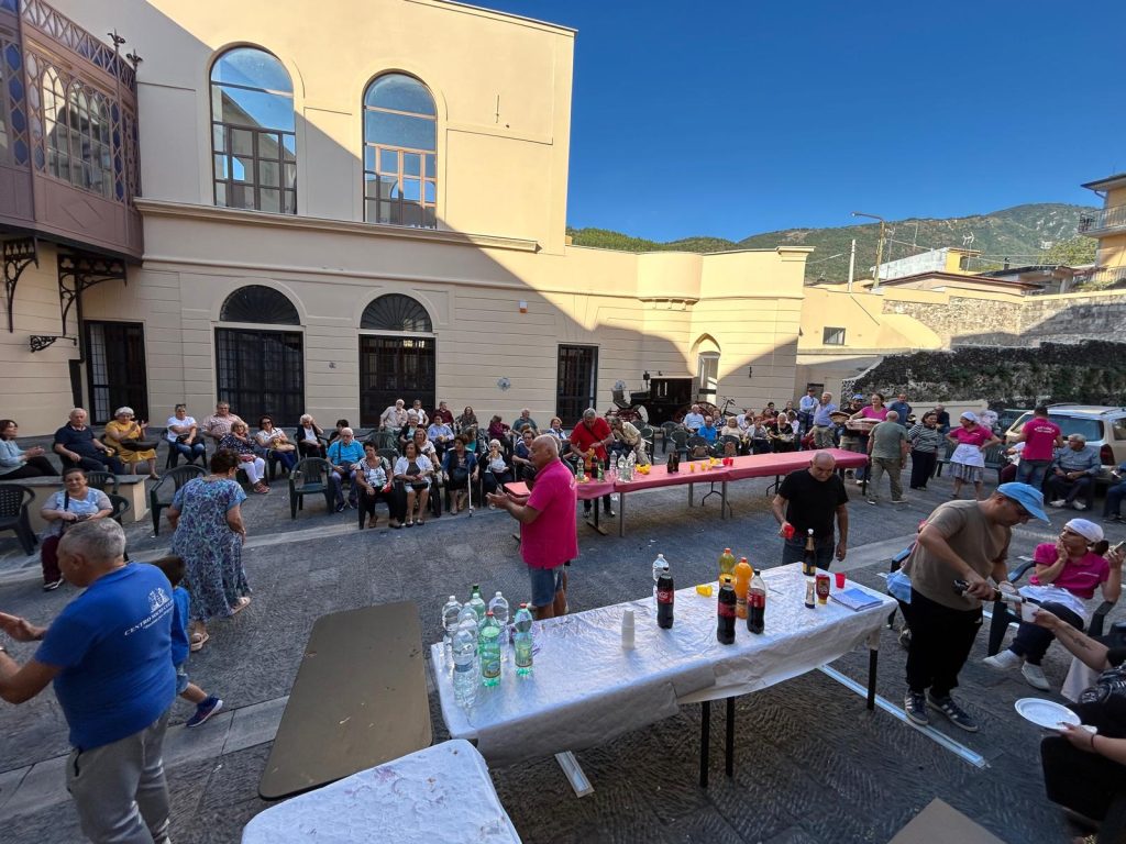 Sirignano celebra i nonni: grande festa al Palazzo del Principe Sirignano celebra i nonni: grande festa al Palazzo del Principe