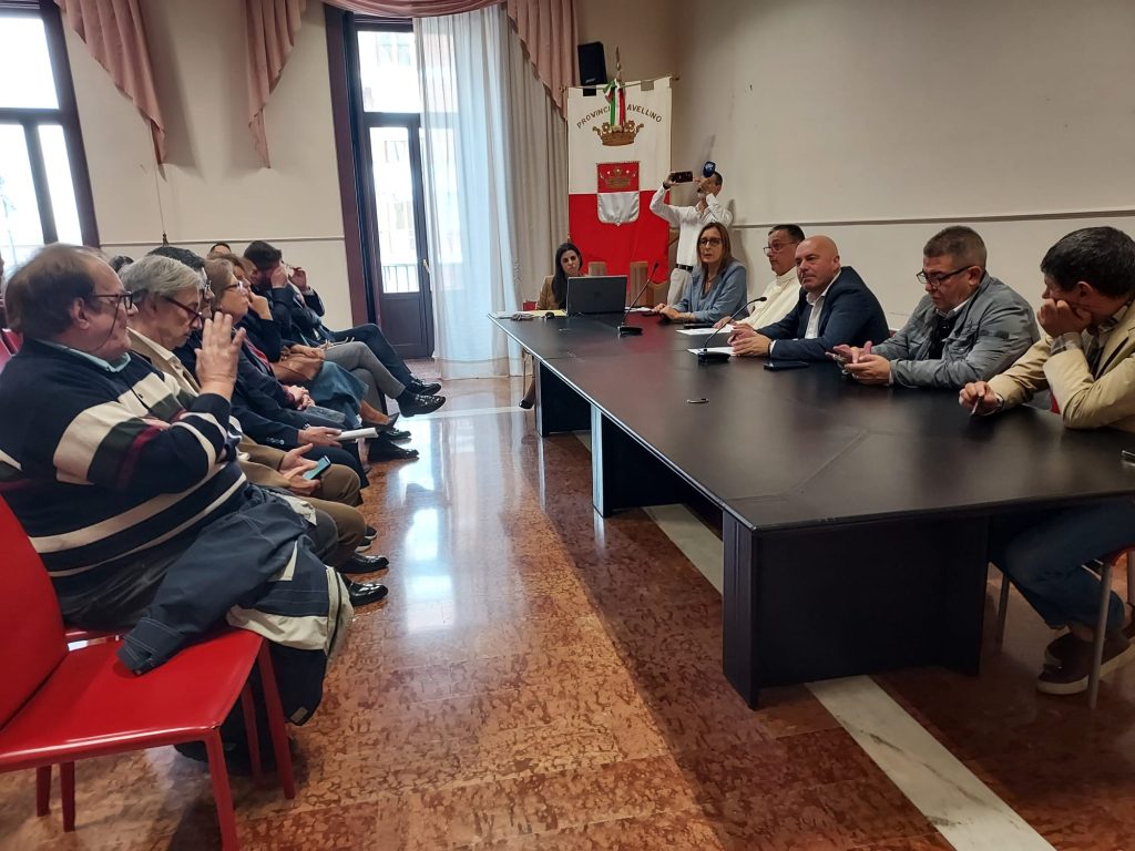 Turismo delle Radici, firmato accordo con in Comuni della Linea 2. “Il Cammino di Guglielmo Patrono dell’Irpinia”. Il presidente Picone: “Dieci progetti per circa 27,5 milioni” Turismo delle Radici, firmato accordo con in Comuni della Linea 2. “Il Cammino di Guglielmo Patrono dell’Irpinia”. Il presidente Picone: “Dieci progetti per circa 27,5 milioni”