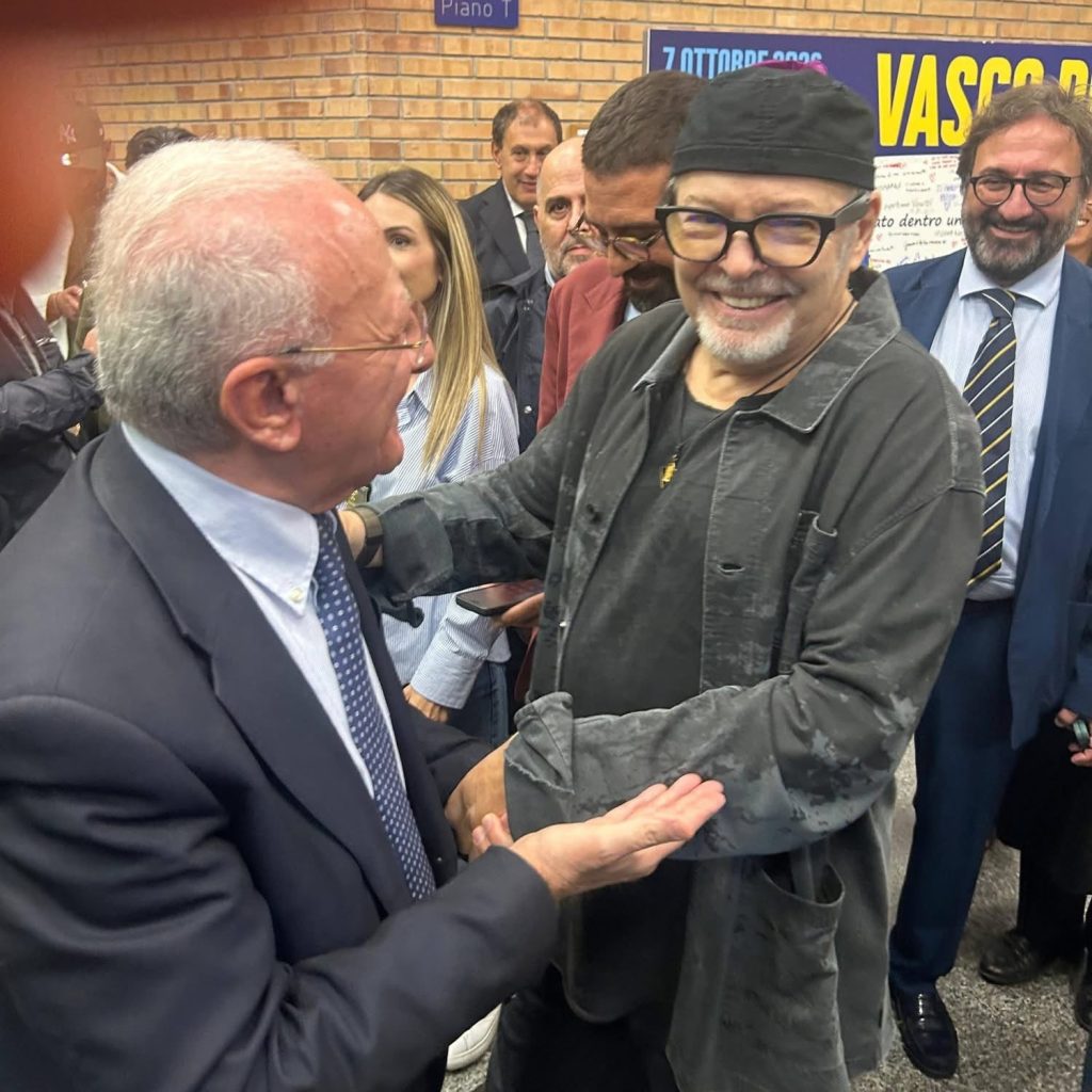 Vasco Rossi diventa “dottore” a Fisciano: la stretta di mano con De Luca dopo il riconoscimento Vasco Rossi diventa “dottore” a Fisciano: la stretta di mano con De Luca dopo il riconoscimento