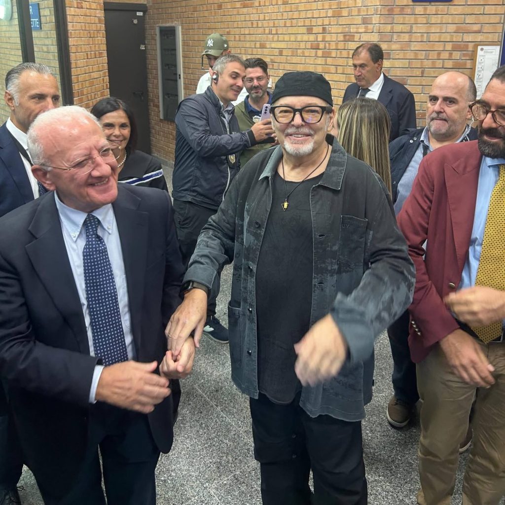 Vasco Rossi diventa “dottore” a Fisciano: la stretta di mano con De Luca dopo il riconoscimento Vasco Rossi diventa “dottore” a Fisciano: la stretta di mano con De Luca dopo il riconoscimento
