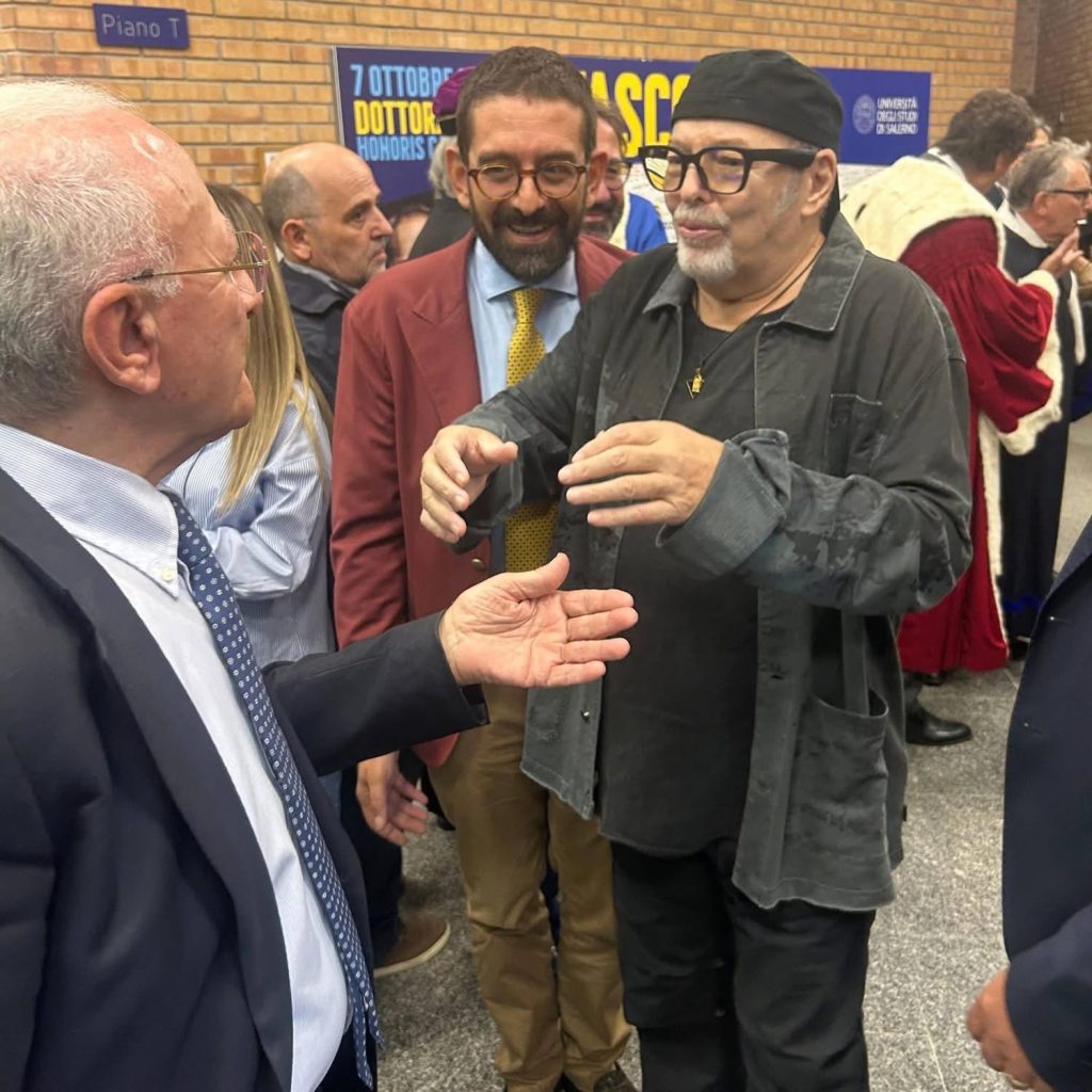 Vasco Rossi diventa “dottore” a Fisciano: la stretta di mano con De Luca dopo il riconoscimento Vasco Rossi diventa “dottore” a Fisciano: la stretta di mano con De Luca dopo il riconoscimento