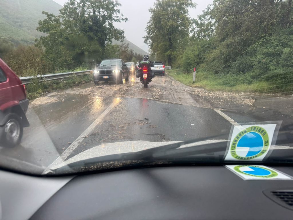 Maltempo nel Baianese, albero cade sulla Statale 7 bis: i Vigili del Fuoco liberano la strada, ripristinata la viabilità. FOTO