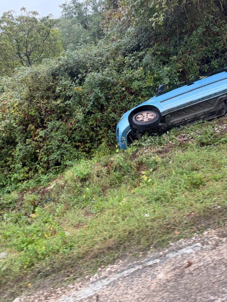 Maltempo, Panda azzurra finisce in una scarpata sulla Statale 7 bis: strada invasa da acqua, fango e detriti (FOTO) Maltempo, Panda azzurra finisce in una scarpata sulla Statale 7 bis: strada invasa da acqua, fango e detriti (FOTO)