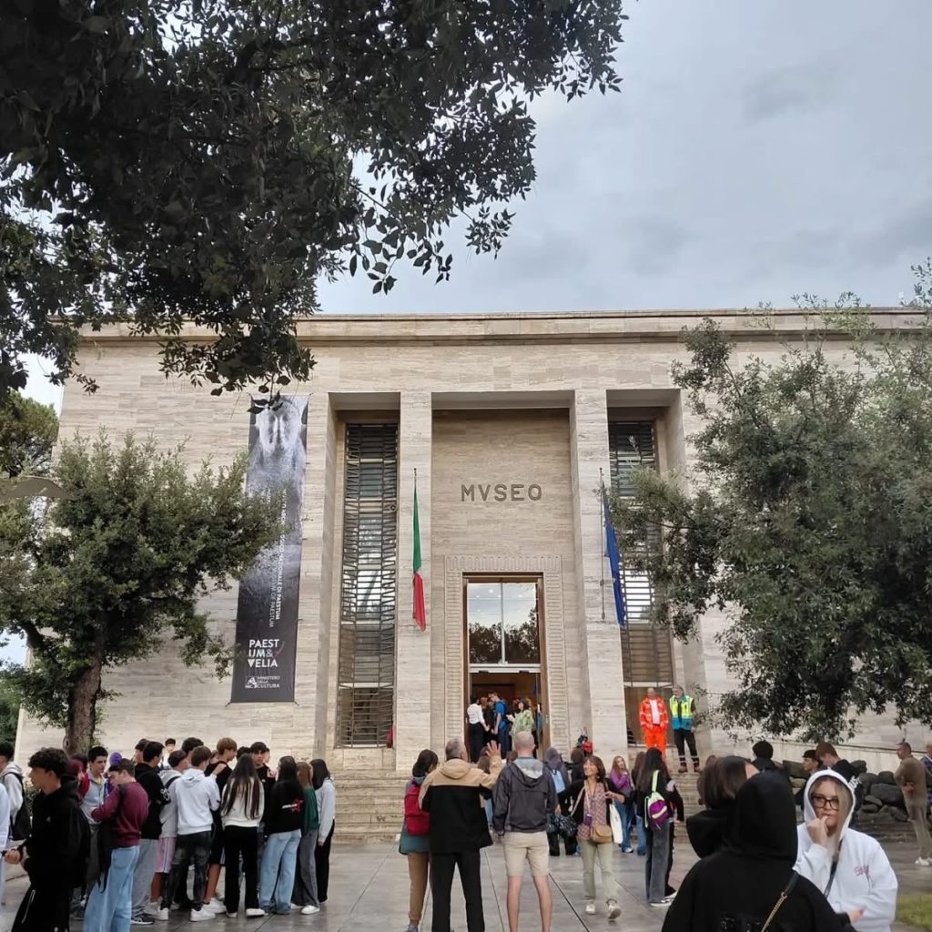 Dalla scuola di Mugnano del Cardinale a Paestum: menzione speciale al Premio ScriViAmo 2026 per gli alunni dell’Istituto Manzoni (FOTO) Dalla scuola di Mugnano del Cardinale a Paestum: menzione speciale al Premio ScriViAmo 2026 per gli alunni dell’Istituto Manzoni (FOTO)