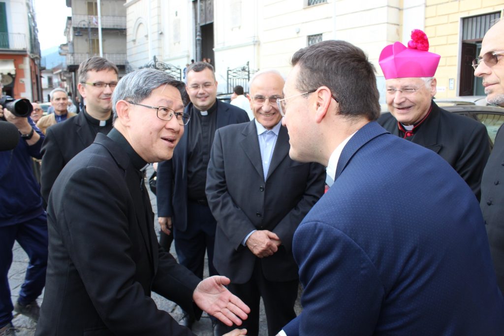 Il cardinale Tagle nuovo decano del Collegio cardinalizio: da Mugnano gli auguri al porporato che visitò Santa Filomena nel 2023.(Foto)