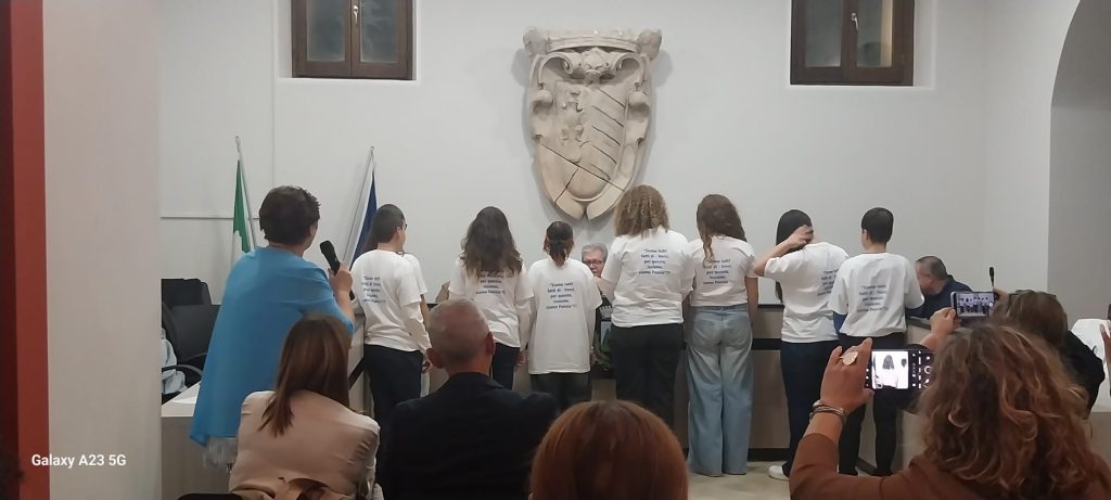AVELLA. Il Circolo Culturale Nicola Pugliese presenta la poetessa Anna Napolitano AVELLA. Il Circolo Culturale Nicola Pugliese presenta la poetessa Anna Napolitano