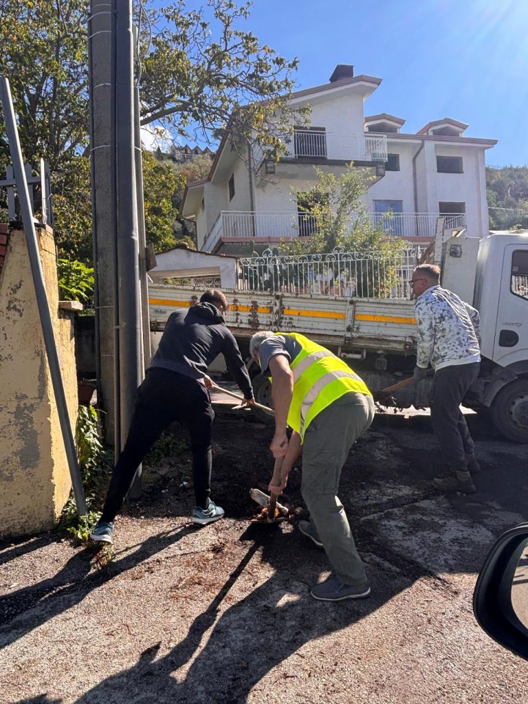 QUADRELLE, GLI “ANGELI DEL FANGO” ANCORA IN CAMPO: PROSEGUONO LE OPERAZIONI DI PULIZIA DOPO LA BOMBA D’ACQUA DELL’8 OTTOBRE QUADRELLE, GLI “ANGELI DEL FANGO” ANCORA IN CAMPO: PROSEGUONO LE OPERAZIONI DI PULIZIA DOPO LA BOMBA D’ACQUA DELL’8 OTTOBRE