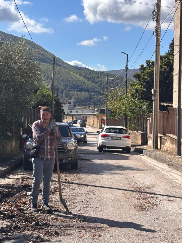 QUADRELLE, GLI “ANGELI DEL FANGO” ANCORA IN CAMPO: PROSEGUONO LE OPERAZIONI DI PULIZIA DOPO LA BOMBA D’ACQUA DELL’8 OTTOBRE QUADRELLE, GLI “ANGELI DEL FANGO” ANCORA IN CAMPO: PROSEGUONO LE OPERAZIONI DI PULIZIA DOPO LA BOMBA D’ACQUA DELL’8 OTTOBRE