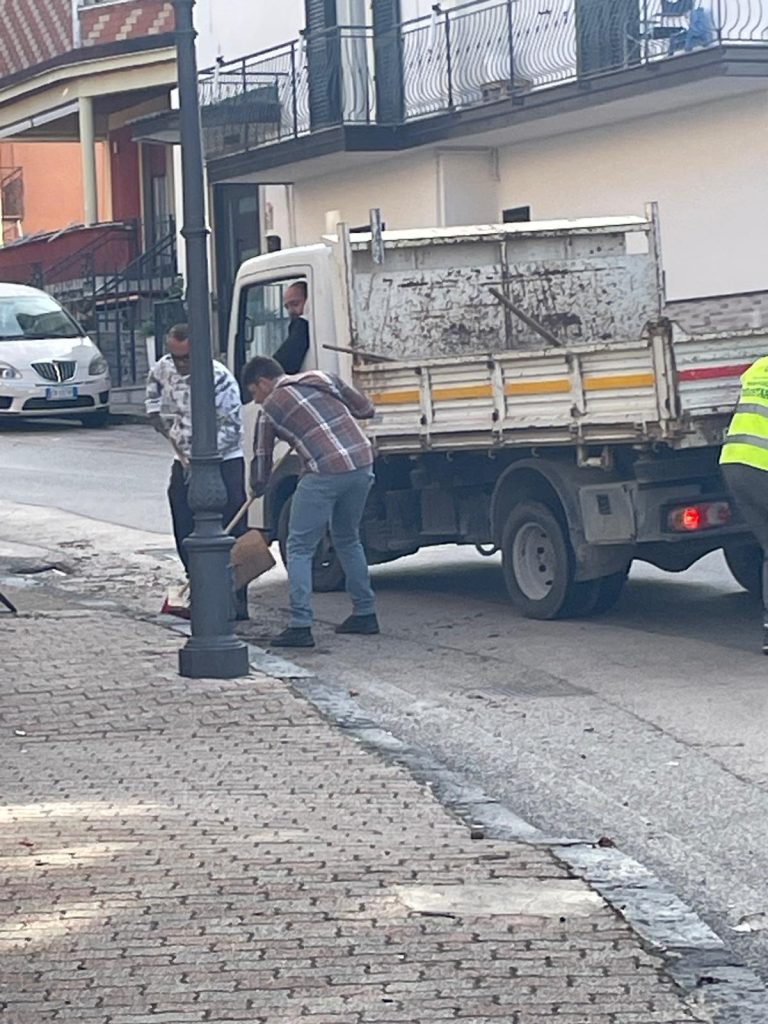 QUADRELLE, GLI “ANGELI DEL FANGO” ANCORA IN CAMPO: PROSEGUONO LE OPERAZIONI DI PULIZIA DOPO LA BOMBA D’ACQUA DELL’8 OTTOBRE QUADRELLE, GLI “ANGELI DEL FANGO” ANCORA IN CAMPO: PROSEGUONO LE OPERAZIONI DI PULIZIA DOPO LA BOMBA D’ACQUA DELL’8 OTTOBRE