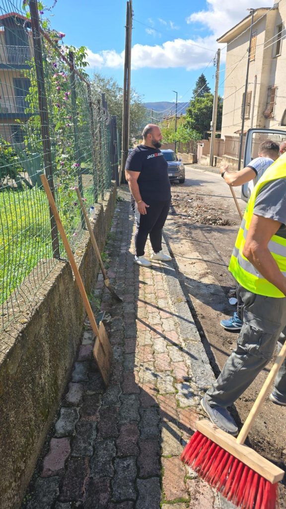 QUADRELLE, GLI “ANGELI DEL FANGO” ANCORA IN CAMPO: PROSEGUONO LE OPERAZIONI DI PULIZIA DOPO LA BOMBA D’ACQUA DELL’8 OTTOBRE QUADRELLE, GLI “ANGELI DEL FANGO” ANCORA IN CAMPO: PROSEGUONO LE OPERAZIONI DI PULIZIA DOPO LA BOMBA D’ACQUA DELL’8 OTTOBRE