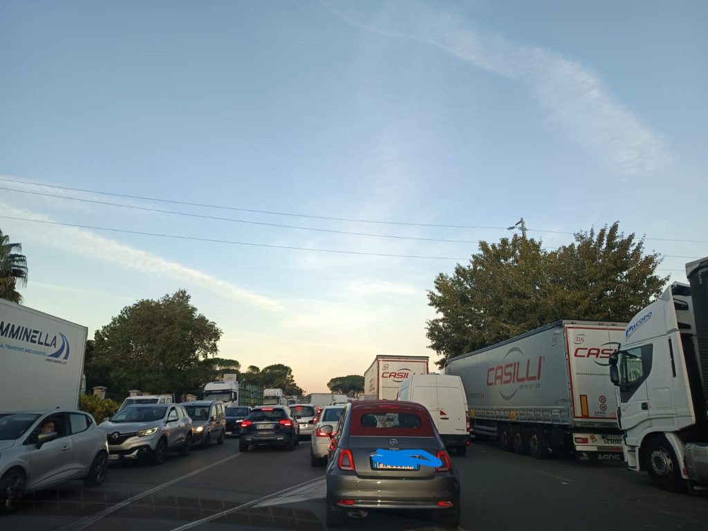 Nola, sciopero dei camionisti: disagi allaccesso al casello autostradale, lunghe code fino alla Statale 7 bis