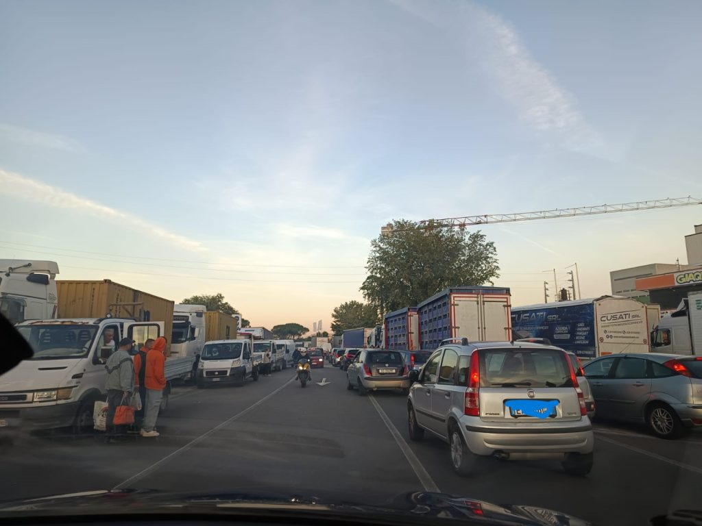 Nola, sciopero dei camionisti: disagi allaccesso al casello autostradale, lunghe code fino alla Statale 7 bis