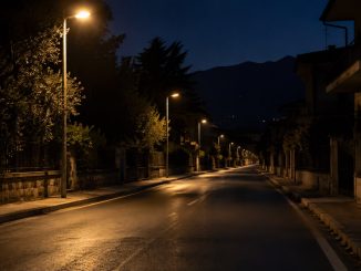 «Illuminazione pubblica nelle ore notturne – Immagine illustrativa».