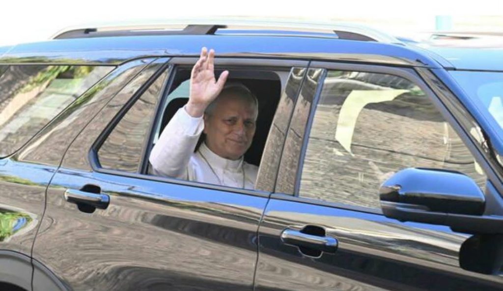 Papa Leone XIV lascia il Vaticano e arriva al Gemelli: oggi l’intervento al polmone