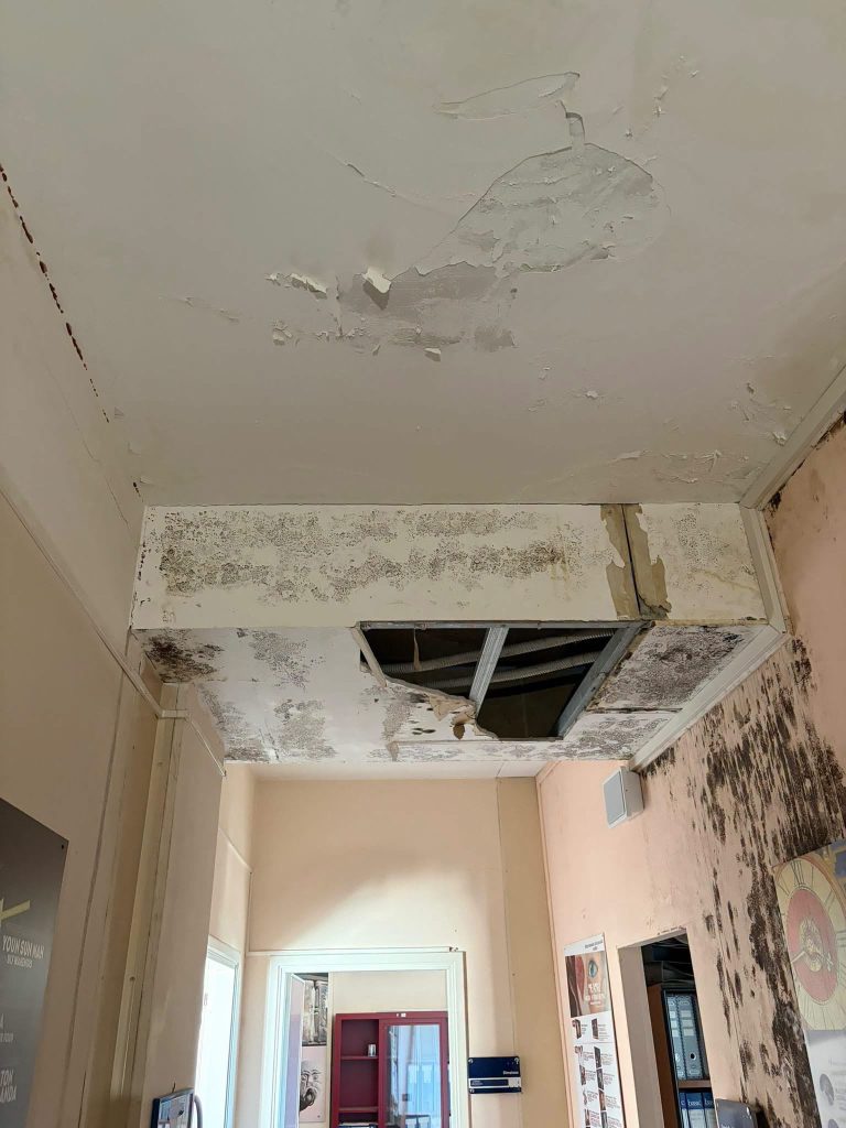 Avellino, Teatro Gesualdo tra degrado e intrusioni: porte forzate, rifiuti e infiltrazioni. Il Comune annuncia il recupero