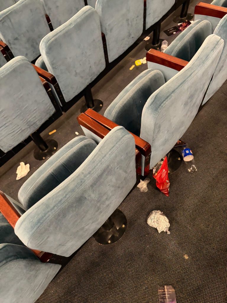Avellino, Teatro Gesualdo tra degrado e intrusioni: porte forzate, rifiuti e infiltrazioni. Il Comune annuncia il recupero