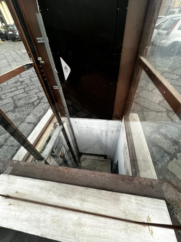 Mugnano del Cardinale, ascensore del parcheggio di piazza Umberto I mai attivato: una segnalazione riapre il tema dell’accessibilità