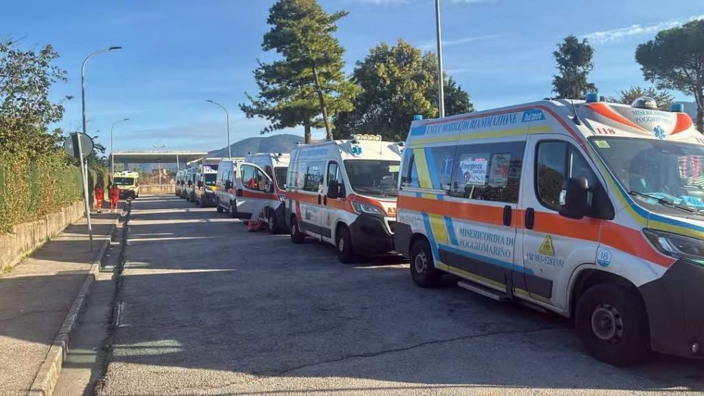 Nola, ambulanze ferme davanti al Pronto Soccorso: «Alcune bloccate da quasi 48 ore»