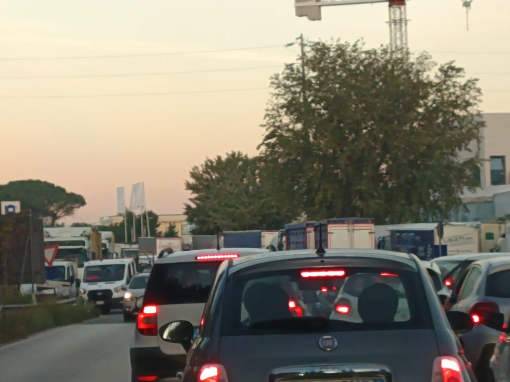 Nola, sciopero dei camionisti: disagi allaccesso al casello autostradale, lunghe code fino alla Statale 7 bis