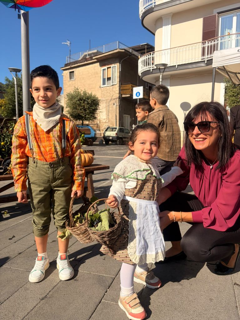 Visciano, successo per la Festa della Vendemmia: piazza gremita e grande partecipazione di famiglie e bambini Visciano, successo per la Festa della Vendemmia: piazza gremita e grande partecipazione di famiglie e bambini
