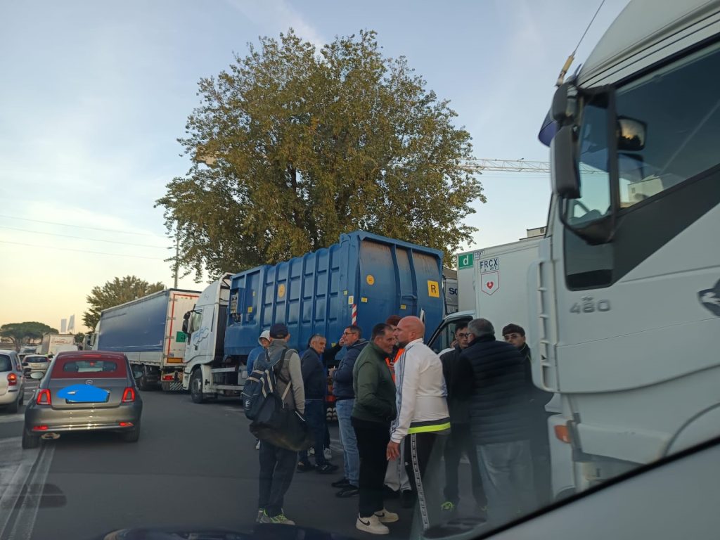 Nola, sciopero dei camionisti: disagi allaccesso al casello autostradale, lunghe code fino alla Statale 7 bis