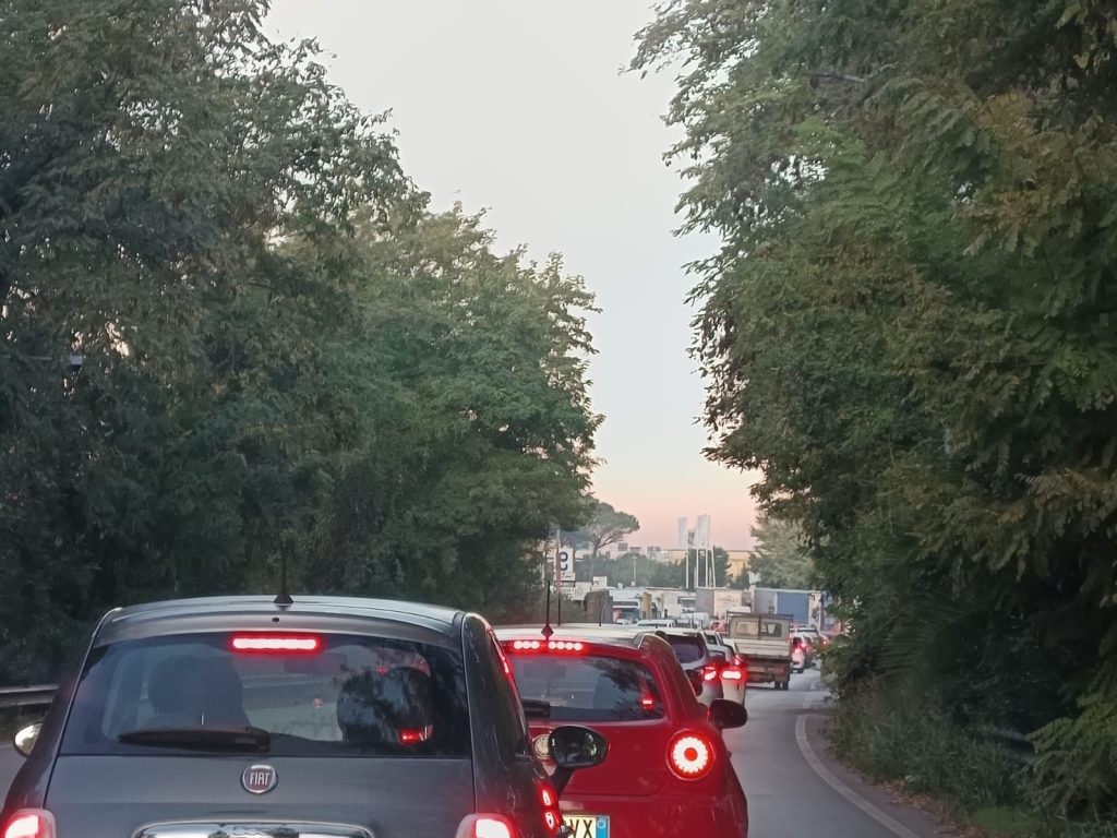 Nola, sciopero dei camionisti: disagi allaccesso al casello autostradale, lunghe code fino alla Statale 7 bis